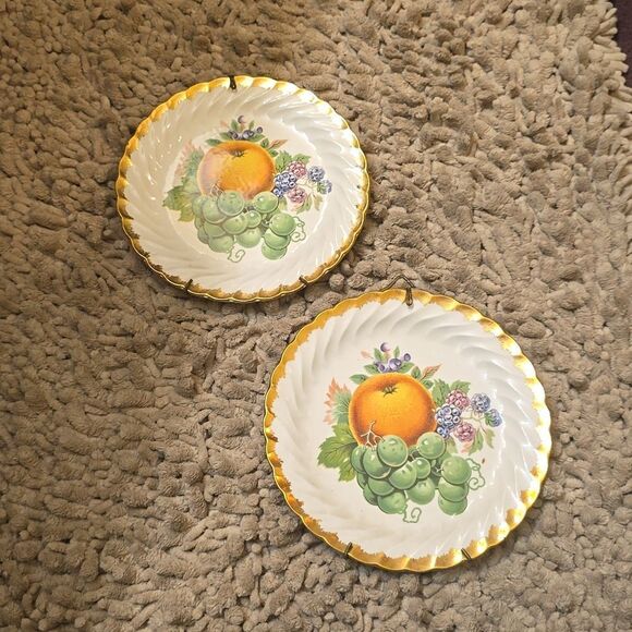 2‎ Vintage 1960s Aristochrome Matching Fruit Plates 22K Gold Trim 7 in diameter - Picture 1 of 5